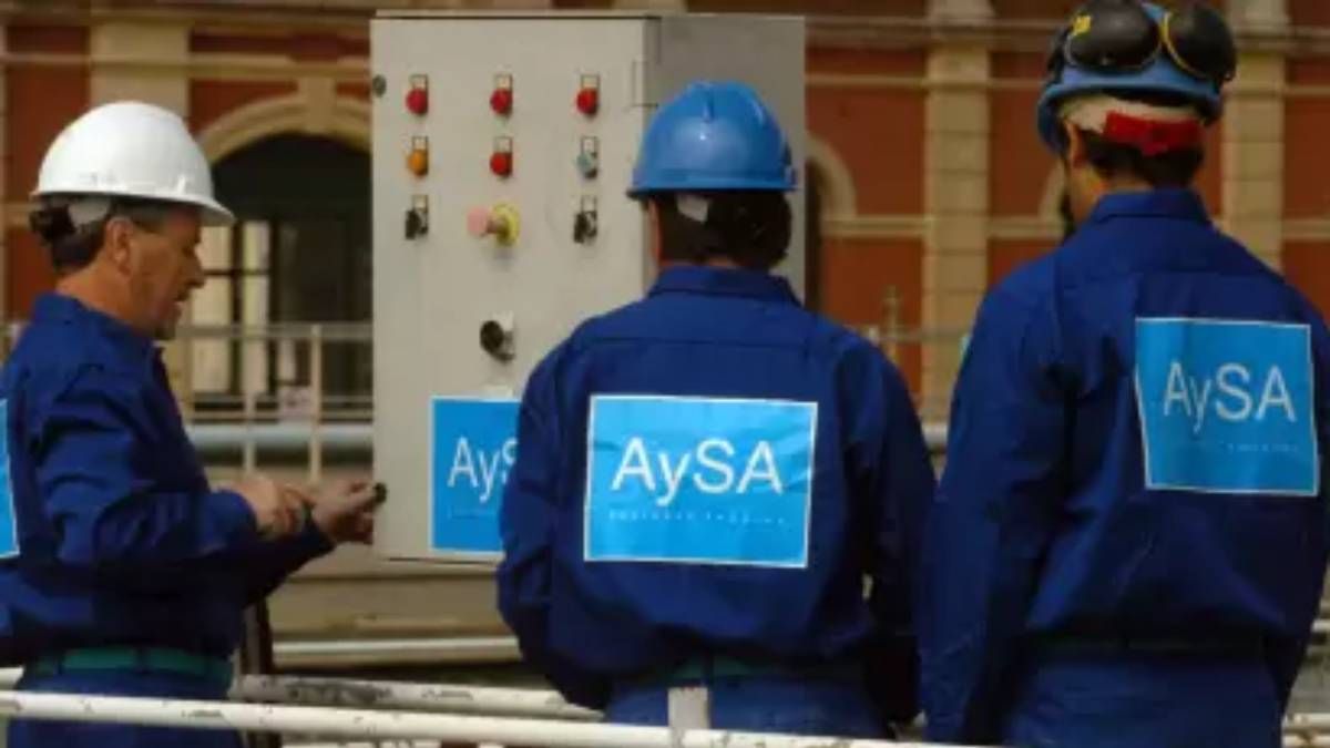 El gobierno de Milei pasa la motosierra por AYSA y la privatiza. Es la segunda empresa después de IMPSA. El gobierno de Milei pasa la motosierra por AYSA y la privatiza. Es la segunda empresa después de IMPSA.