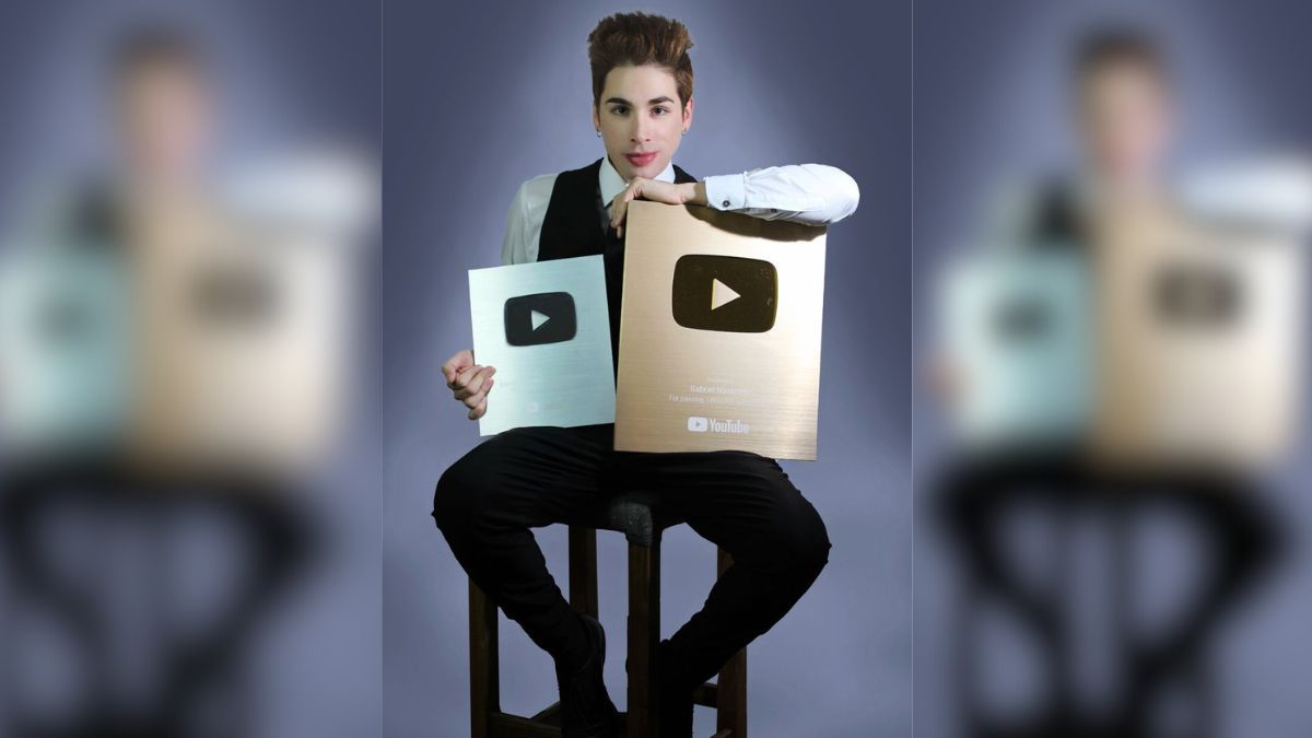 Gabriel Navarrete exhibiendo las placas que YouTube envía a los creadores de contenidos que pasan el millón de seguidores.&nbsp;