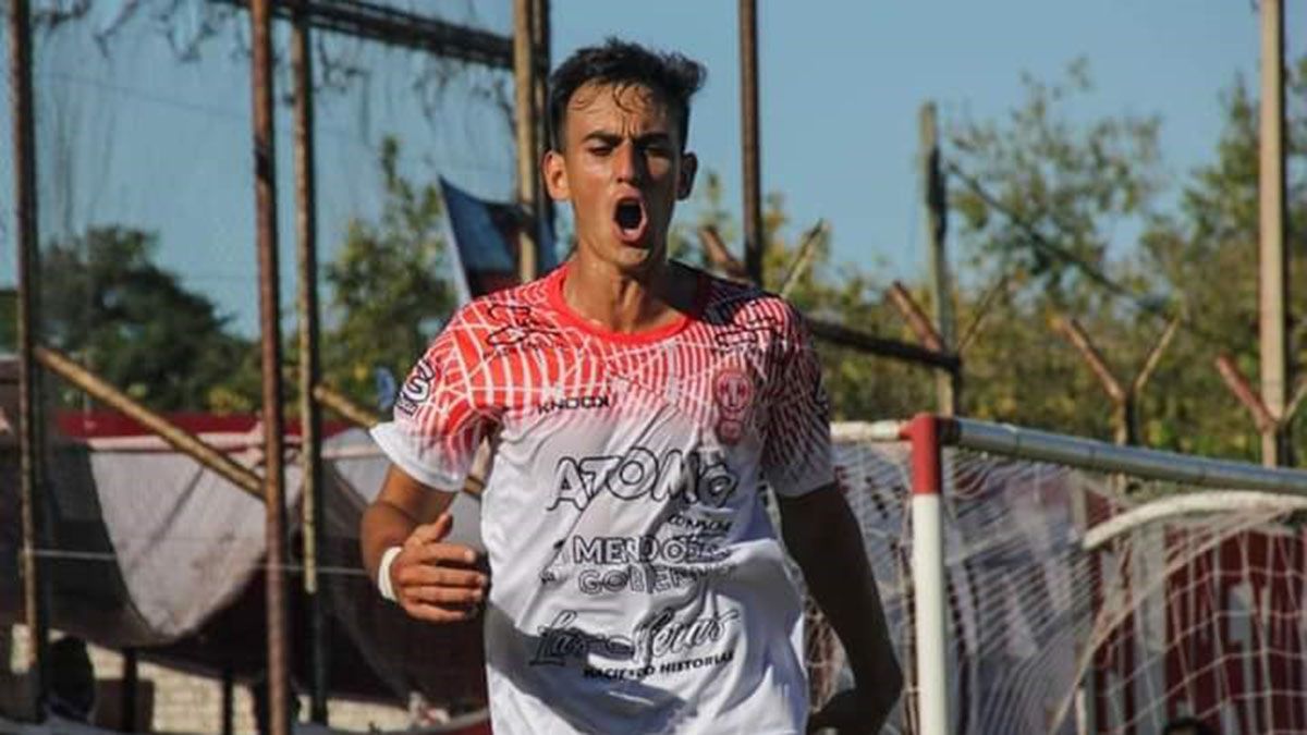 Bruno Nasta grita el gol con el pecho inflado.