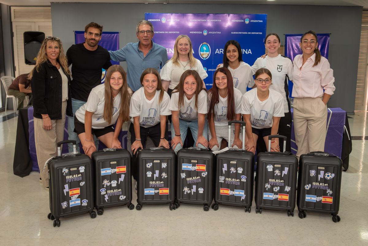 Las futbolistas de Mendoza que viajar&aacute;n a Espa&ntilde;a, junto a Federico Chiapetta, Subsecretario de Deportes de la provincia y Florencia Barbera (a la derecha), creadora de &Iacute;dolas del Futuro.