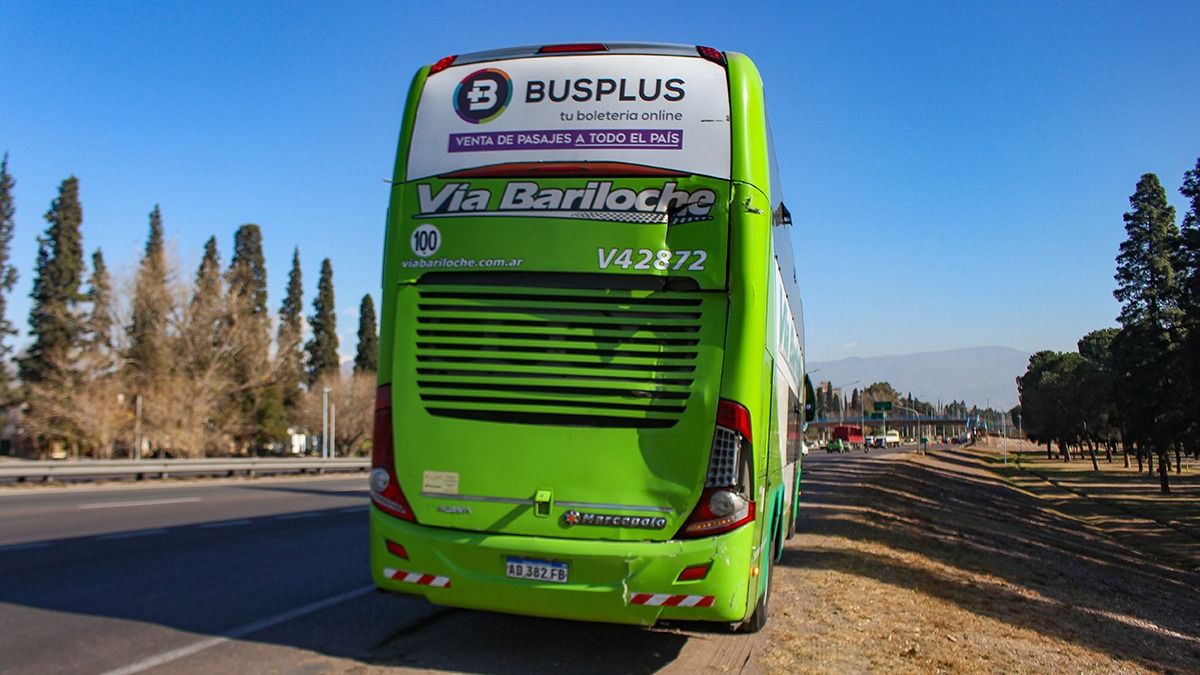 El colectivo de larga distancia fue impactado desde atrás por el micro de línea procedente del Este. El colectivo de larga distancia fue impactado desde atrás por el micro de línea procedente del Este.
