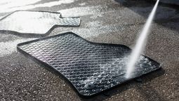 Con un poco de vinagre y un truco puedes dejar las alfombras del auto brillantes.  Con un poco de vinagre y un truco puedes dejar las alfombras del auto brillantes.