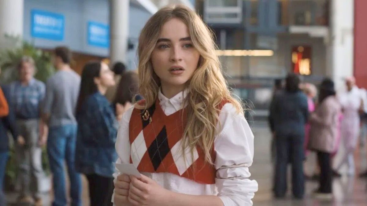 La actriz Sabrina Carpenter interpreta a Quinn Ackerman en la película de Netflix.