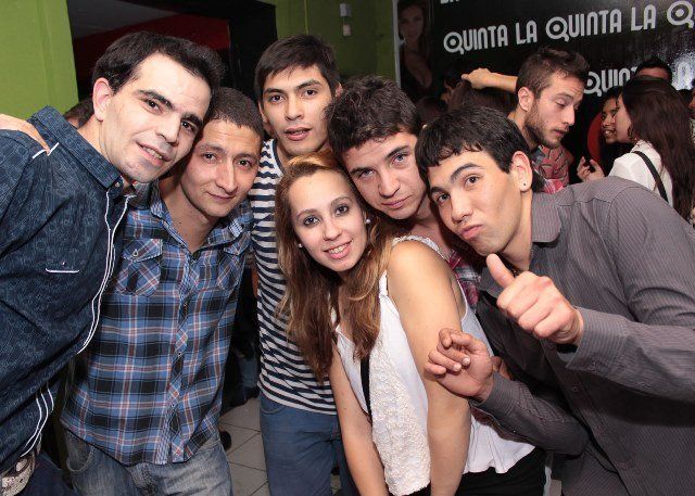 Chicas bellas y amigos en bares locales