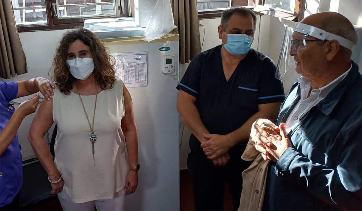 Marcelino Iglesias junto a la ministra de Salud, Ana María Nadal, en el lanzamiento de la campaña de vacunación antigripal.