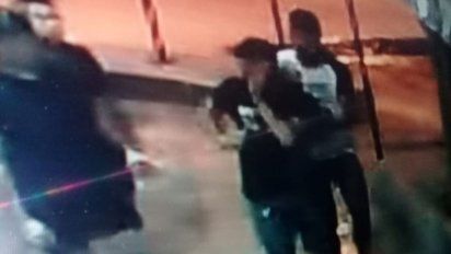 Tapándose el cuello para no morir desangrado: la impactante imagen del futbolista apuñalado