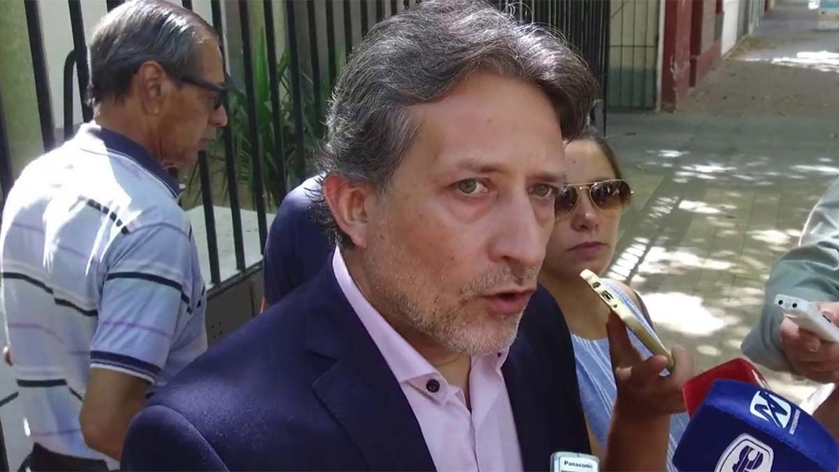 AMPROS pidió al subsecretario de Trabajo, Carlos Segura, que convoque a una reunión urgente por el cobro de la consulta en las clínicas. AMPROS pidió al subsecretario de Trabajo, Carlos Segura, que convoque a una reunión urgente por el cobro de la consulta en las clínicas.