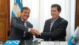 Rodolfo Suarez y el ministro del Interior, Eduardo Wado de Pedro en la firma del acuerdo por el cual Mendoza recibió un crédito de $400 millones para la red cloacal de Tunuyán.&nbsp;