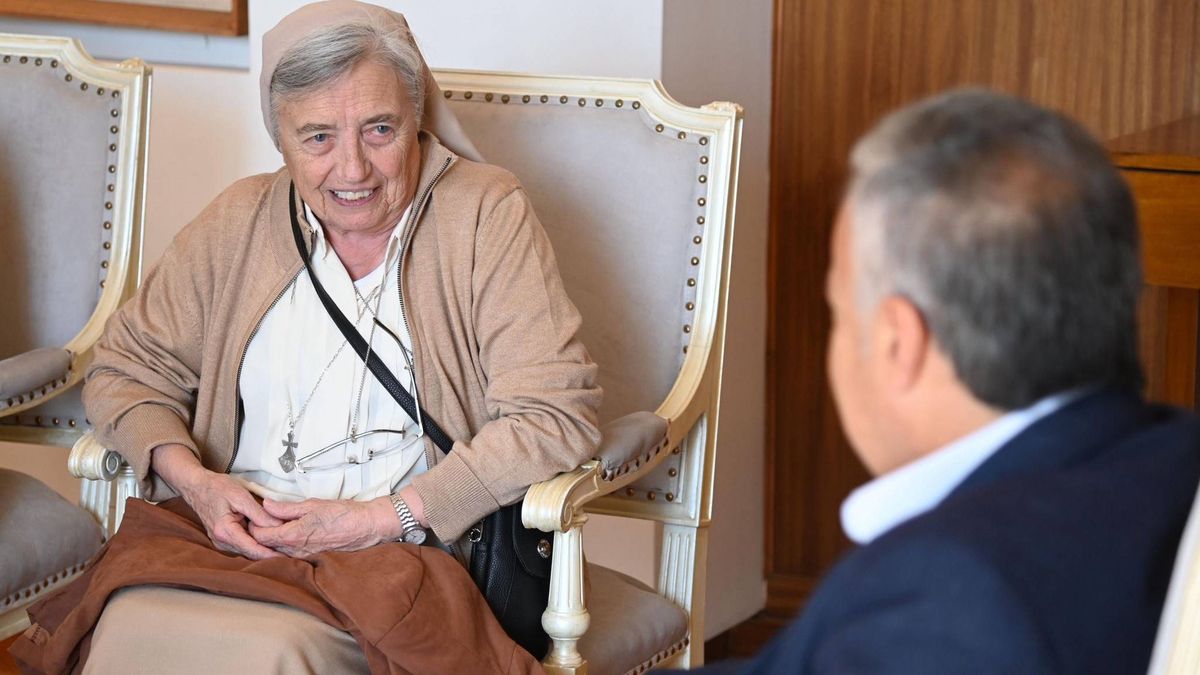 La monja Martha Pelloni junto al gobernador Alfredo Cornejo en Casa de Gobierno.