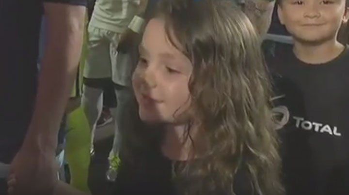 ¡Pura ternura! El gesto de fascinación de la nena que acompañó a Messi