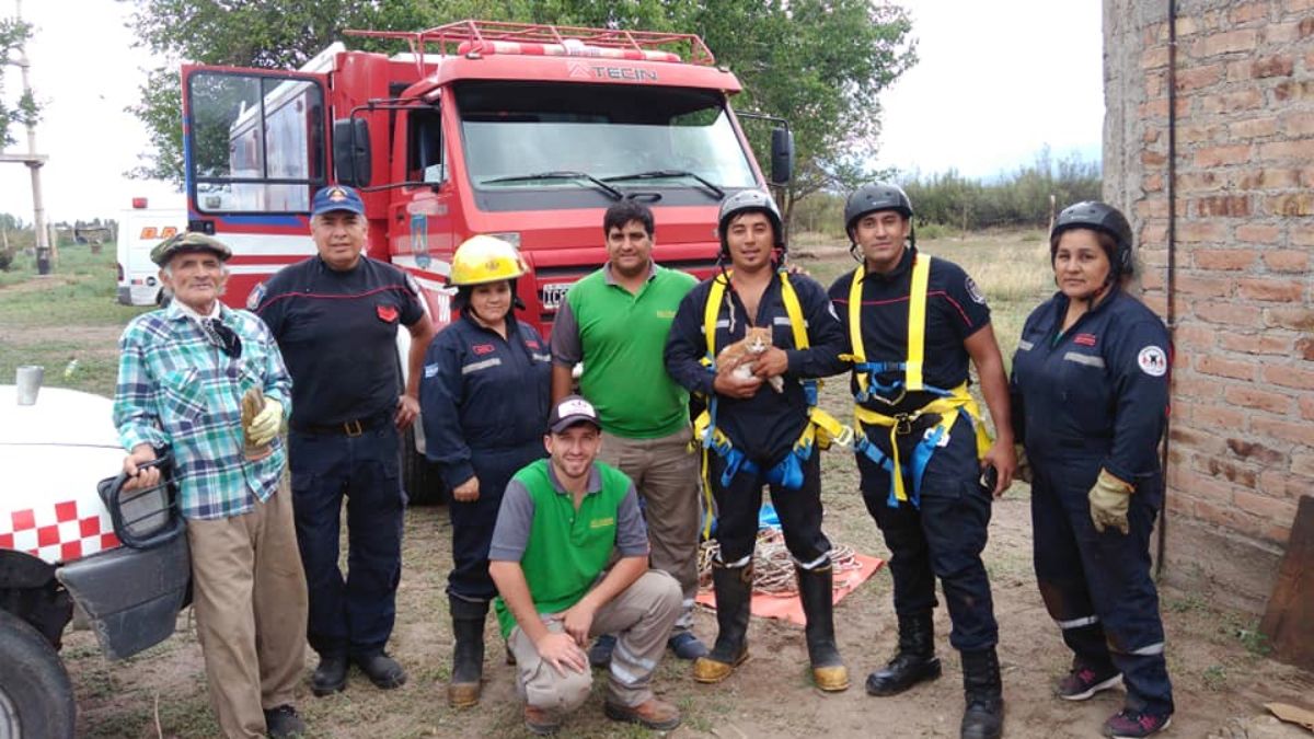 El cuerpo de bomberos voluntarios de San Carlos cuenta con 16 personas, cinco de ellas son mujeres.