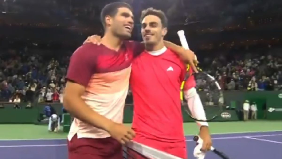 Carlos Alcaraz se abraza con Francisco Cer&uacute;ndolo luego del partidazo de cuartos de final en Indian Wells.