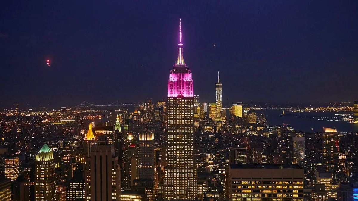 Cada año la cúpula del Empire State de Nueva York se ilumina de rosa para concientizar sobre el cáncer de mama Cada año la cúpula del Empire State de Nueva York se ilumina de rosa para concientizar sobre el cáncer de mama