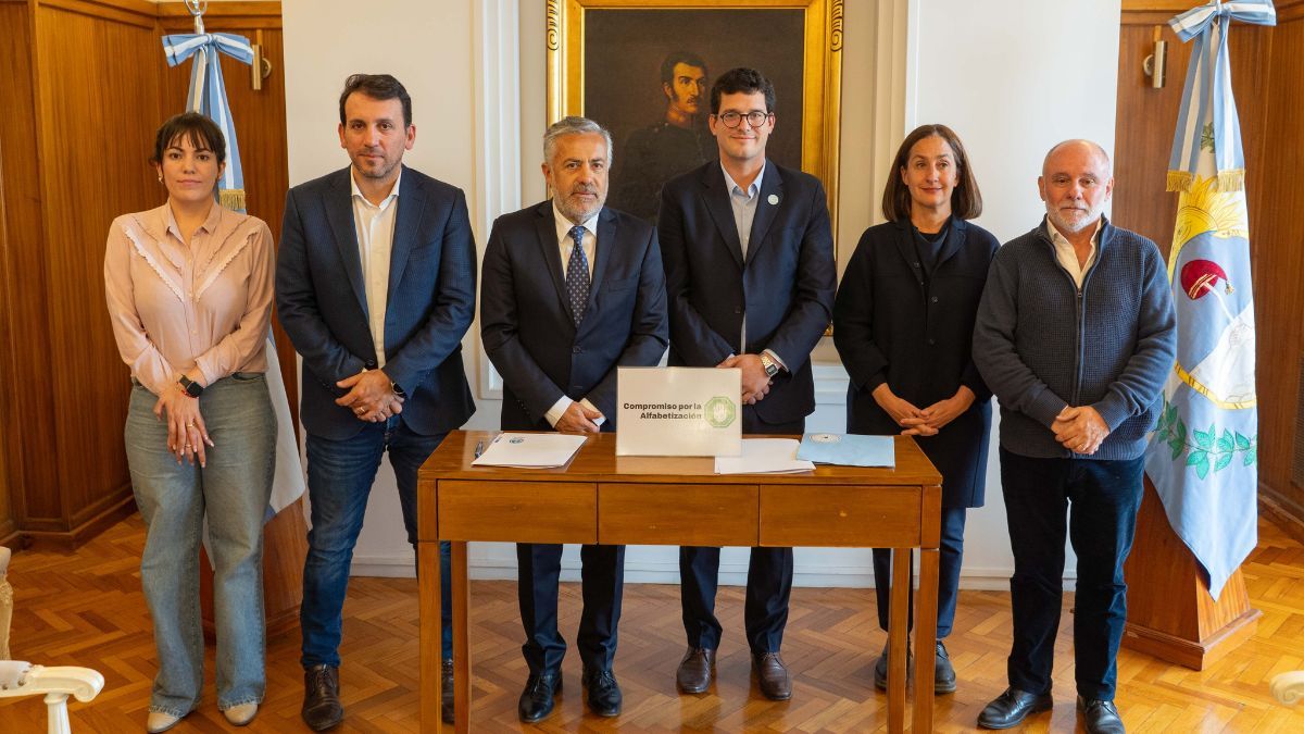 Alfredo Cornejo firmó el compromiso con Argentinos por la Alfabetización.