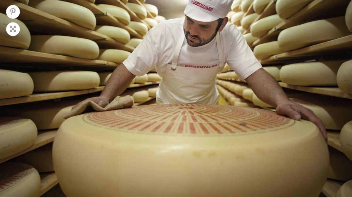 De no creer. Un hombre murió aplastado por quesos gigantes.