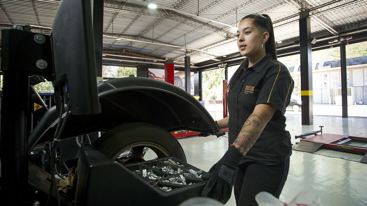 Abril quiere seguir aprendiendo y perfeccionándose en el rubro de la mecánica automotriz. Abril quiere seguir aprendiendo y perfeccionándose en el rubro de la mecánica automotriz.