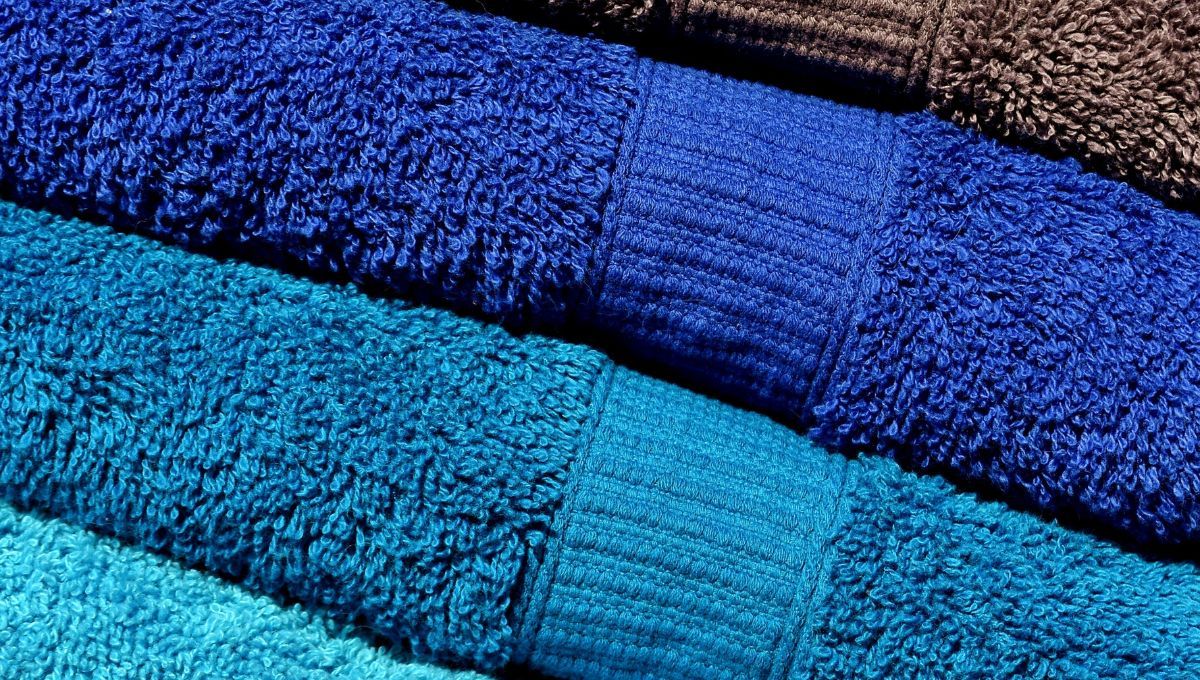 No se recomienda dejar las toallas mojadas en el baño. No se recomienda dejar las toallas mojadas en el baño.