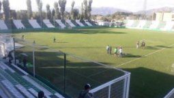 ¡Un PA-PE-LÓN! Por falta de luz se suspendió el partido entre la Lepra y Estudiantes