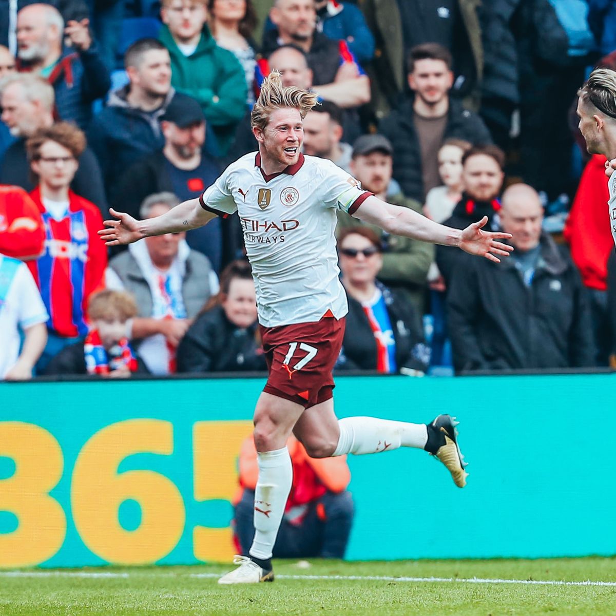 De Bruyne la rompió y marcó dos goles para el Manchester City. De Bruyne la rompió y marcó dos goles para el Manchester City.