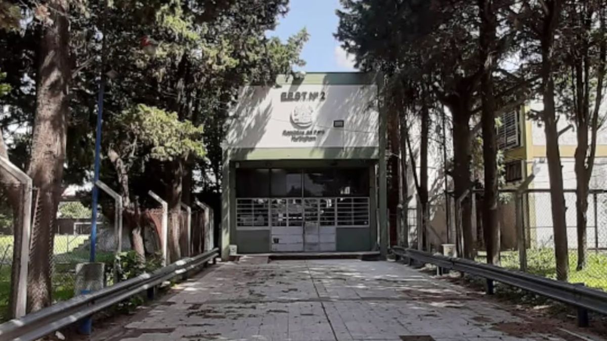 Un chico de 15 años llevó un arma a la escuela y se la mostró a sus compañeros, provocando una situación de pánico Un chico de 15 años llevó un arma a la escuela y se la mostró a sus compañeros, provocando una situación de pánico