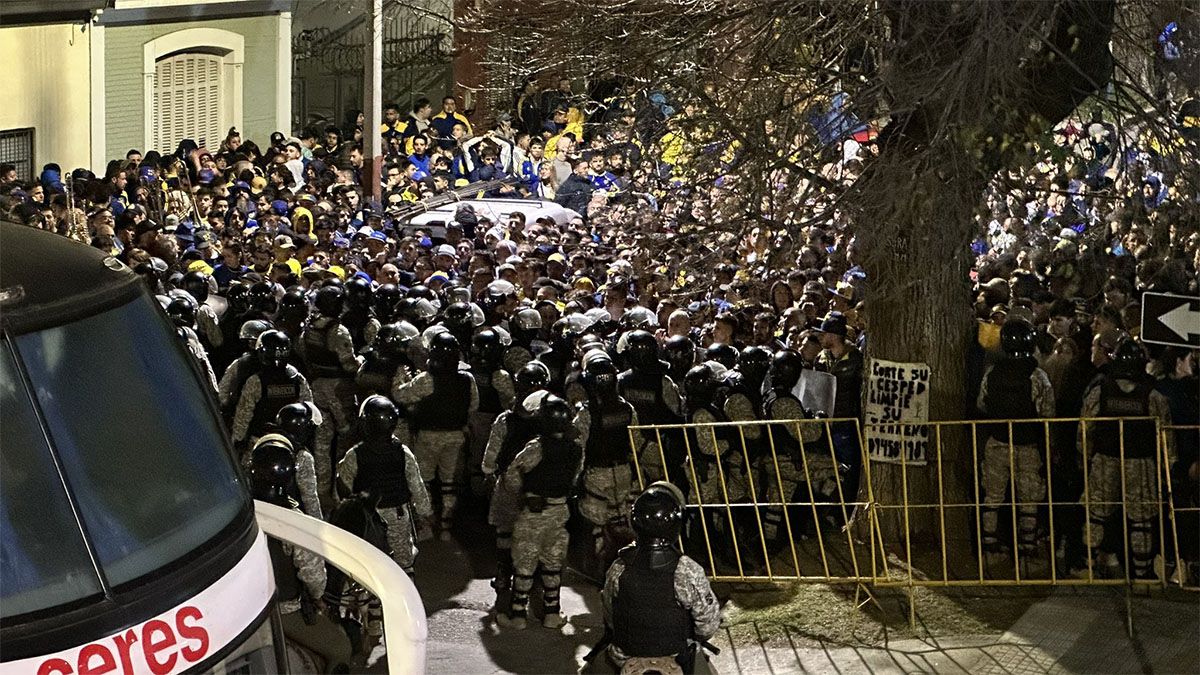 Los hinchas de Boca fueron reprimidos por la policía en Uruguay.