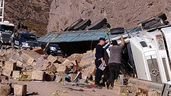 Volcó un camión en Potrerillos y cortaron el tránsito en la ruta 7