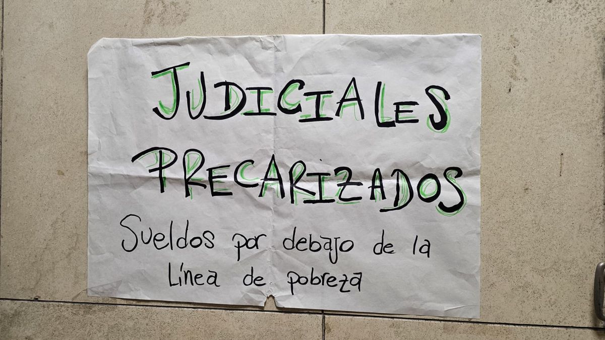 Reclamo de los judiciales por los bajos salarios. Reclamo de los judiciales por los bajos salarios.