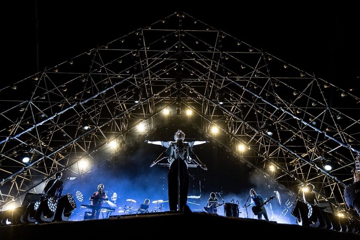 El show estuvo intensamente acompañado por los efectos visuales y la iluminación. El show estuvo intensamente acompañado por los efectos visuales y la iluminación.