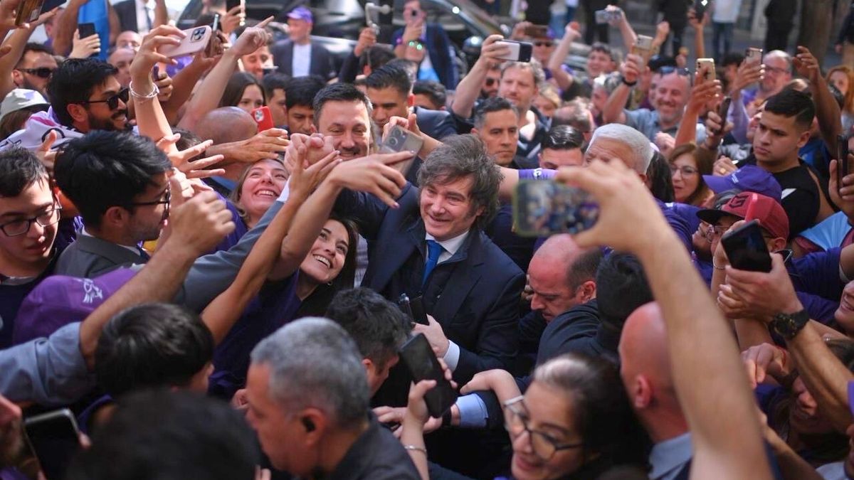 Muchos jóvenes, contentos, se sacan selfies con Javier Milei y Luis Petri. Muchos jóvenes, contentos, se sacan selfies con Javier Milei y Luis Petri.
