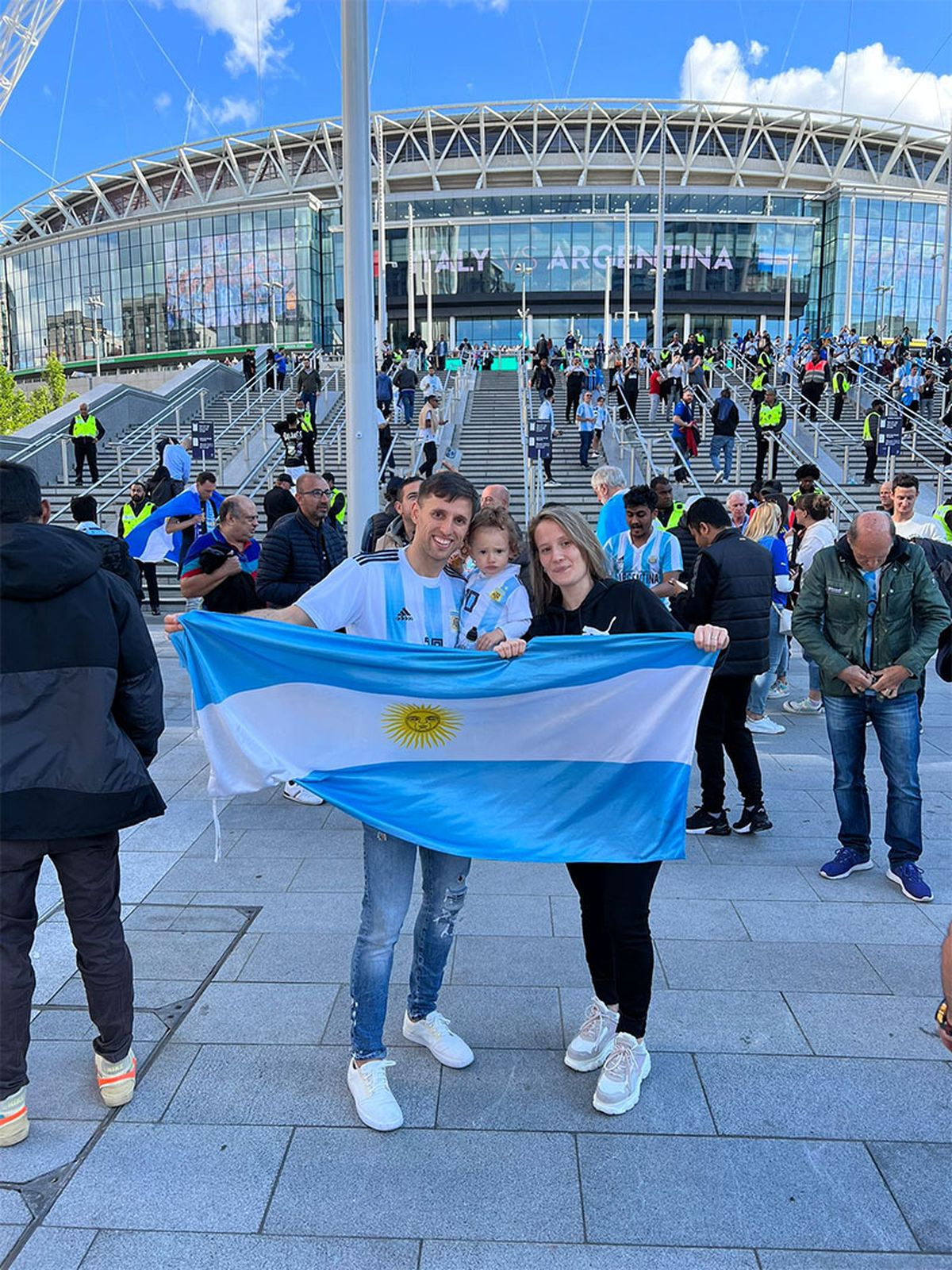 Lucas posa con su hija Roma y su esposa, Macarena Belelli, en un partido de la Selección Argentina.