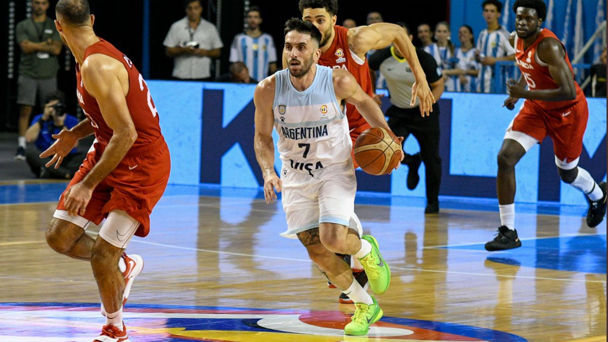Facundo Campazzo lideró la victoria de Argentina que tiene un pie en el Mundial de Básquet 2023