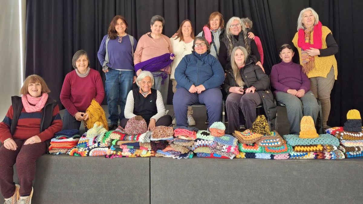 Hoy las integrantes reciben materiales donados por la comunidad, los seleccionan, se dedican a tejer durante todo el año y preparan las prendas para que lleguen a destino. Hoy las integrantes reciben materiales donados por la comunidad, los seleccionan, se dedican a tejer durante todo el año y preparan las prendas para que lleguen a destino.