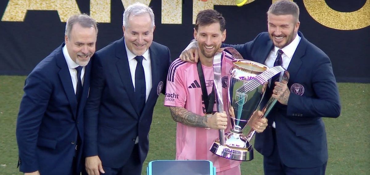Lionel Messi viene de alzar el trofeo de la Major League Soccer de los Estados Unidos.