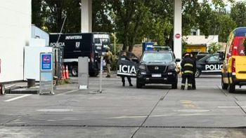 Una mujer policía se atrincheró en una YPF del Acceso Sur y después de 4 horas entregó el arma Una mujer policía se atrincheró en una YPF del Acceso Sur y después de 4 horas entregó el arma