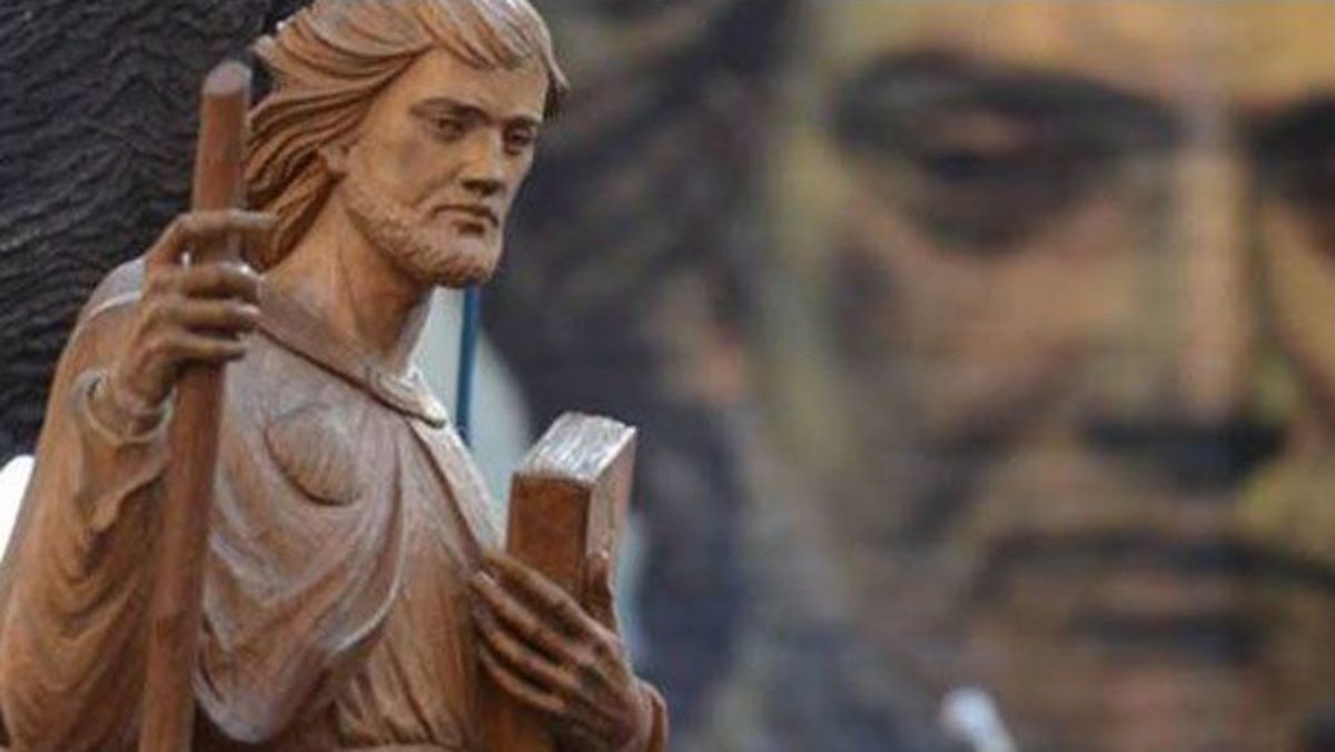 Esta es la imagen del Santo Patrono Santiago, la del peregrino evangelizador, que reemplaza a la del Matamoros, más agresiva y que dejó de usarse en la procesión anual del 25 de junio.