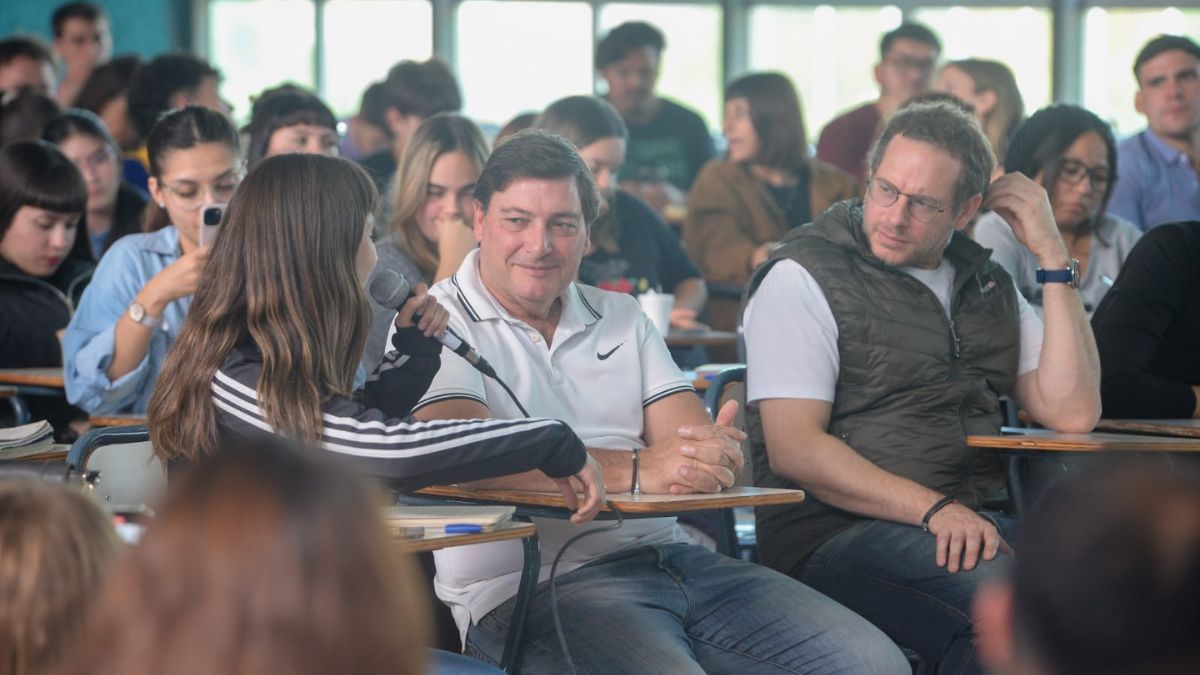 Los precandidatos a gobernador y vice por el kirchnerismo, Omar Parisi y Lucas Ilardo, escucharon a los jóvenes en la UNCuyo.