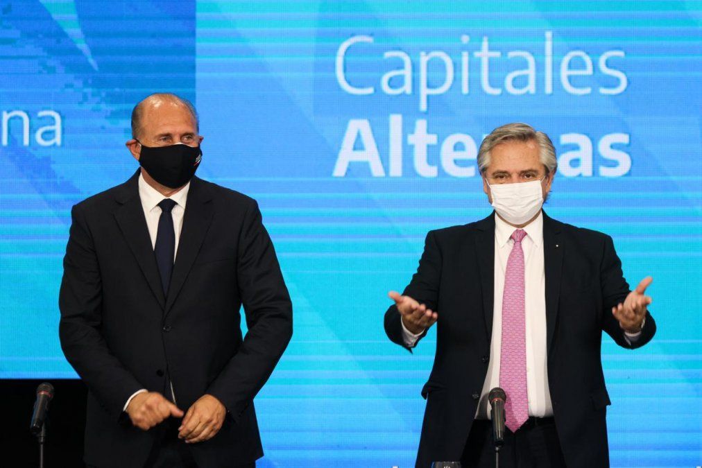 El gobernador de Santa Fe, Omar Perotti, junto al presidente Alberto Fernández, quien encabezó la reunión de gabinete federal en esa provincia.