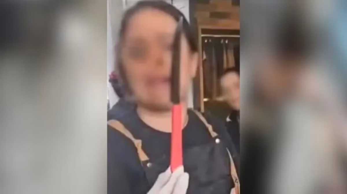 Lo apuñaló por la espalda: Una mujer no le gustó como le quedó el corte de flequillo y apuñaló al peluquero.