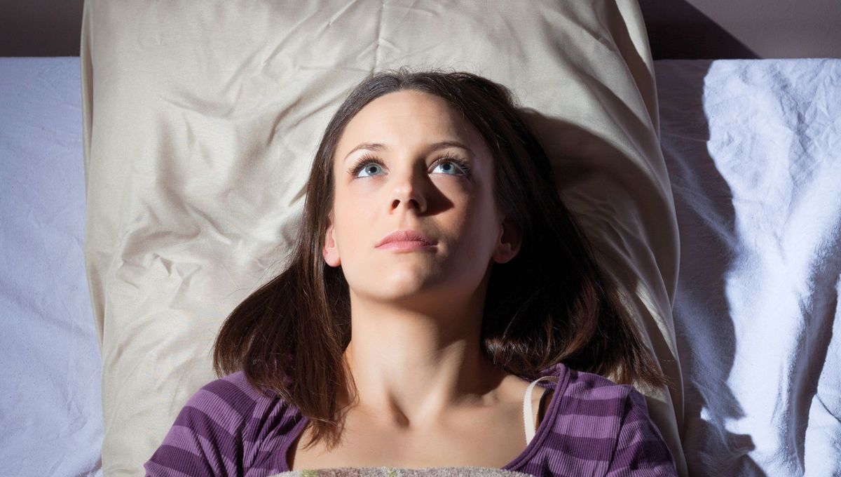 Es com&uacute;n que muchas personas no puedan dormir de noche porque su mente sigue activa pensando.