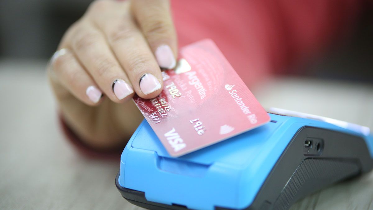 El costo de adaptar las terminales de cobro al sistema en dólares es una de las inquietudes de los comerciantes. El costo de adaptar las terminales de cobro al sistema en dólares es una de las inquietudes de los comerciantes.