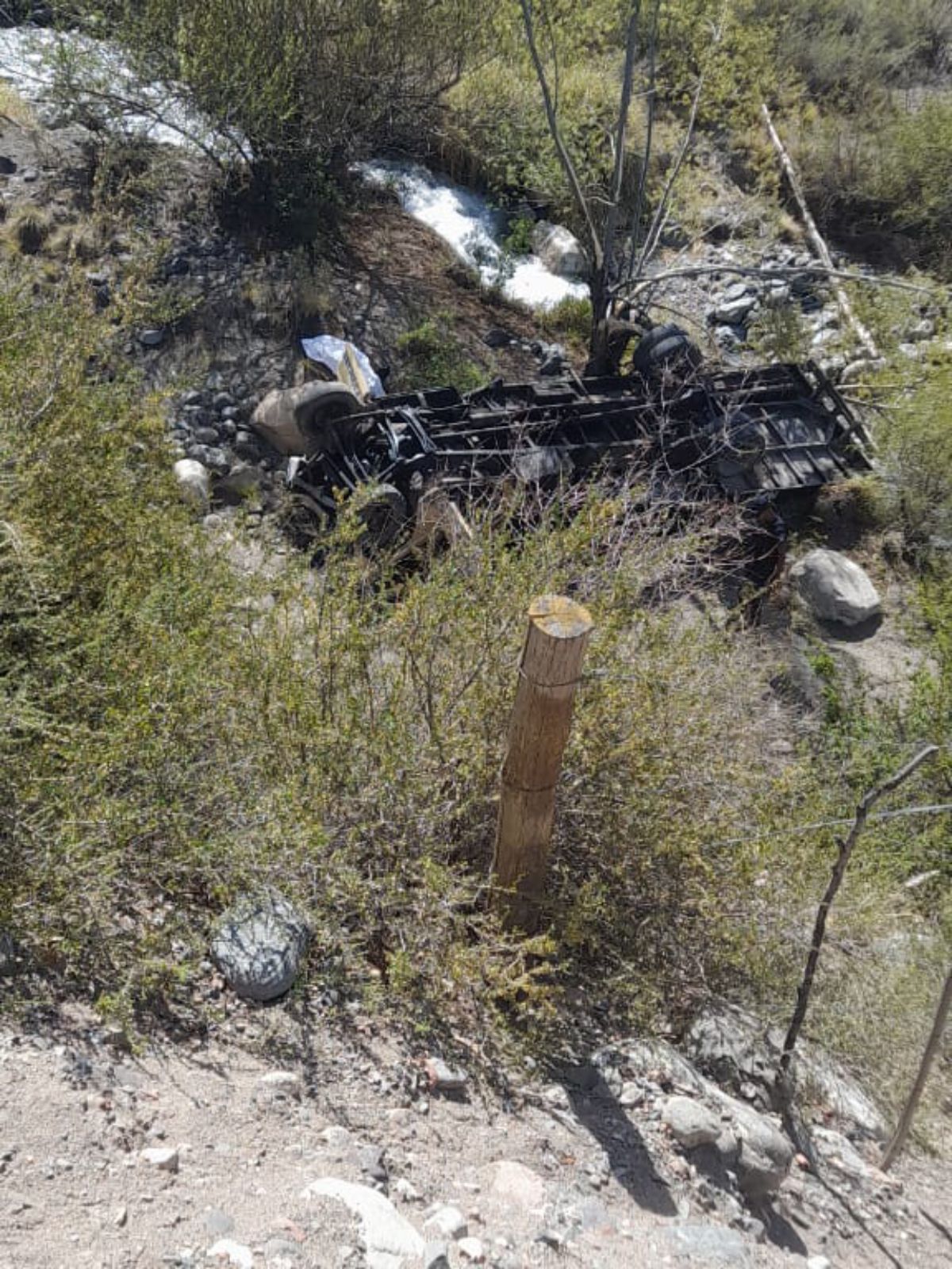 Accidente en Potrerillos. Aquí se puede apreciar la altura desde la que se desbarrancó la Ford F-350 que había ido a auxiliar a un Renault Kangoo y debió retornar por fallas mecánicas.