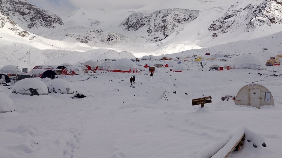 En Plaza de mulas, el campamento m&aacute;s importante del Aconcagua, cay&oacute; una nevada de m&aacute;s de 30 cent&iacute;metros.