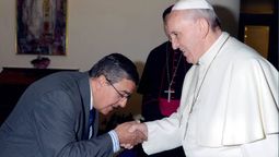 El sanrafaelino Robinson Julián y el Papa Francisco, muy cercanos. La foto es de 2013.