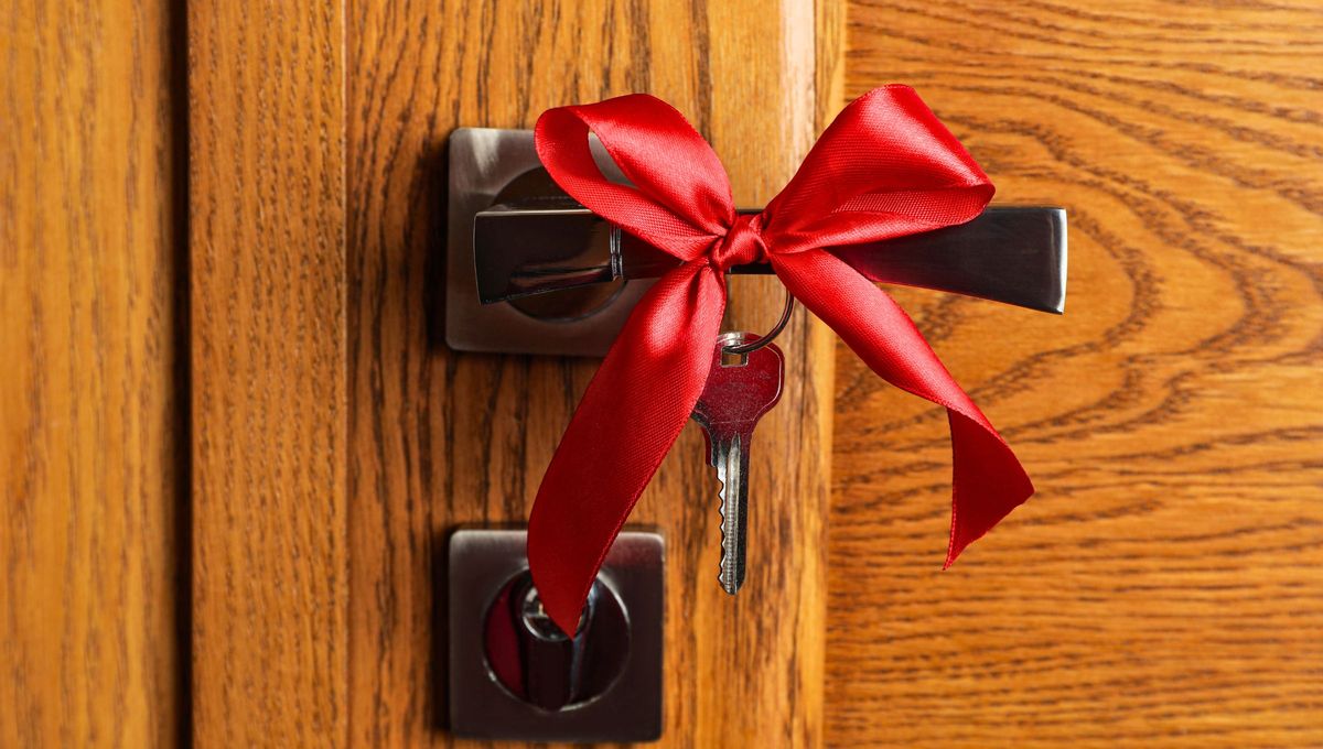 Por qué recomiendan poner un moño rojo en la puerta de casa y para qué sirve