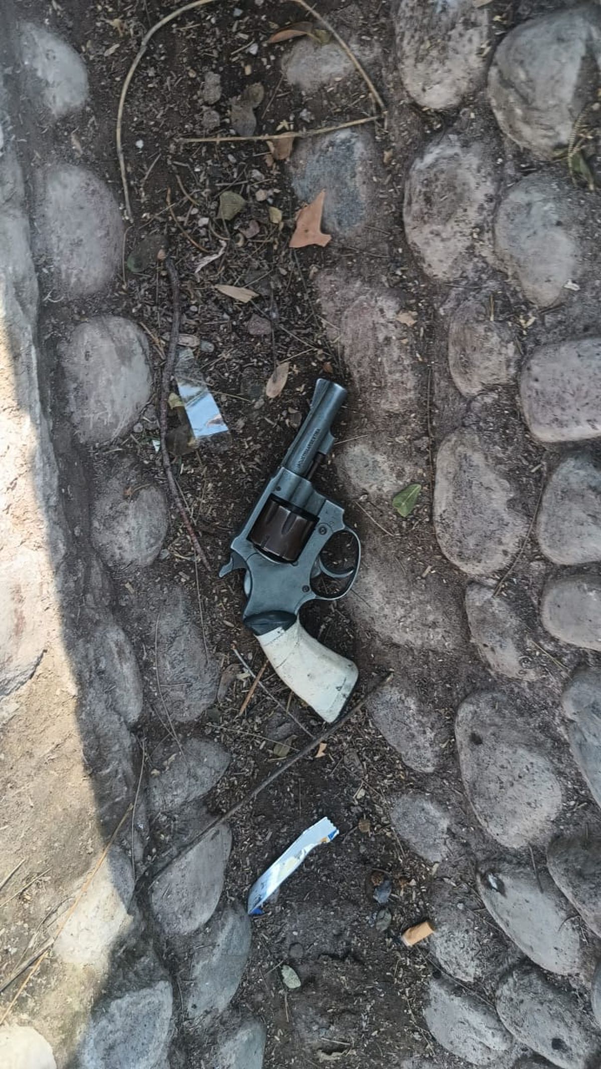 El revólver calibre 22 que utilizó el delincuente para amenazar a la mujer tenía dos balas. El revólver calibre 22 que utilizó el delincuente para amenazar a la mujer tenía dos balas.