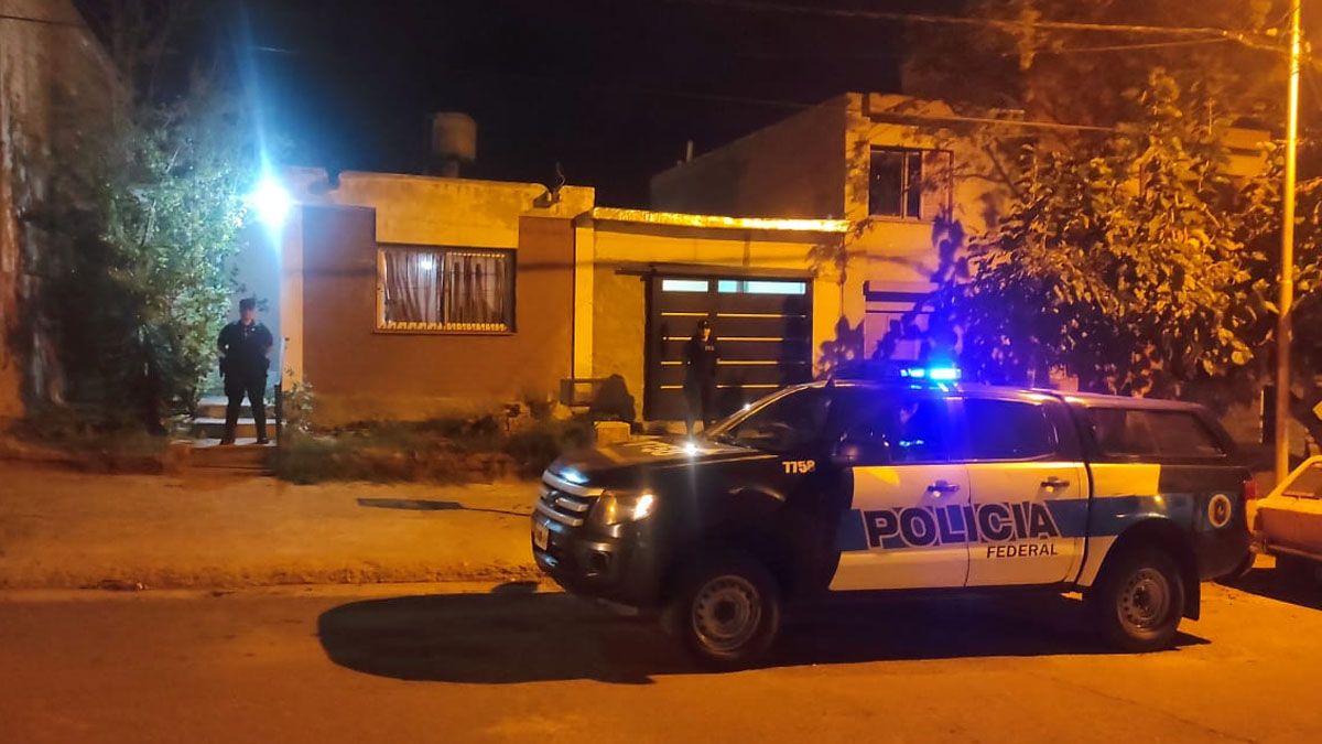 Los allanamientos se realizaron en dos casas de Las Heras y de Capital, donde detuvieron a los hermanos ahora imputados por tenencia y distribución de material sexual infantil.