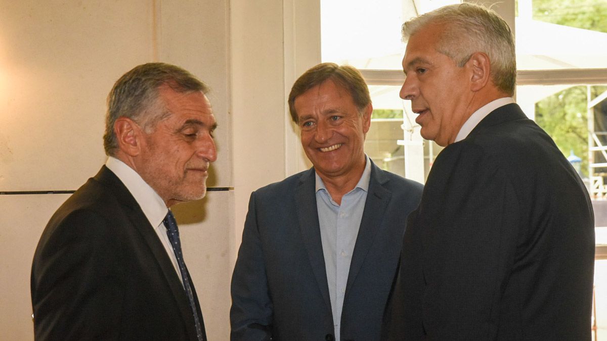 Cordialidad en la previa, pero tensiones en los discursos. José Zuccardi, de Coviar; Rodolfo Suarez y el ministro Julián Domínguez.