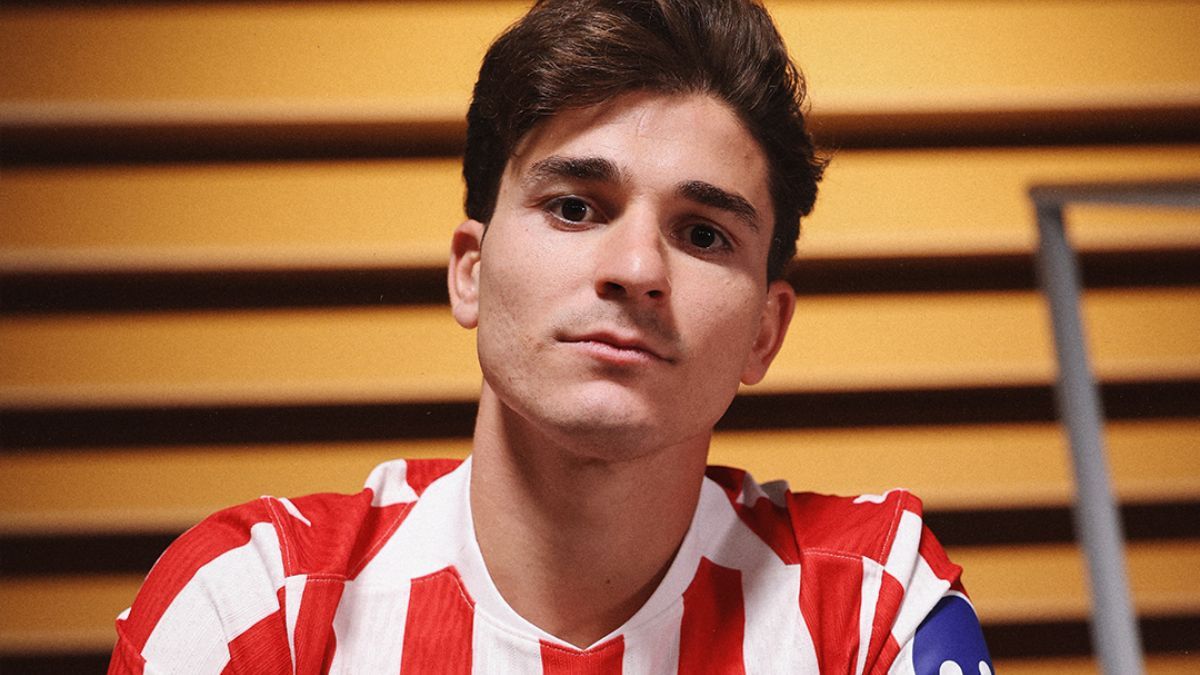Julián Álvarez presentó la camiseta del Atlético de Madrid que se estrenará en el Mundial de Clubes. 