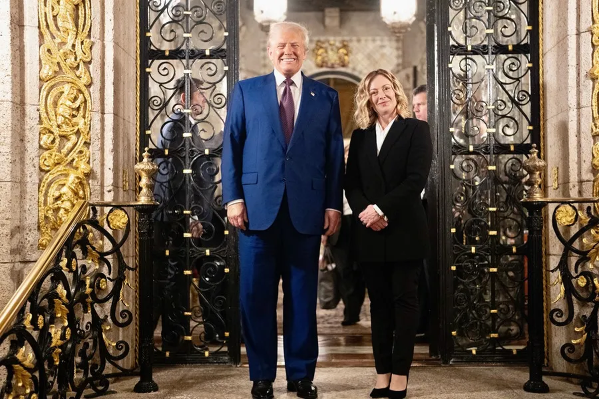 Donald Trump y la primera ministra italiana Giorgia Meloni, este sábado en la residencia de Trump en Mar-a-Lago, en Florida. Crédito: EFE/Oficina de la primera ministra italiana. Donald Trump y la primera ministra italiana Giorgia Meloni, este sábado en la residencia de Trump en Mar-a-Lago, en Florida. Crédito: EFE/Oficina de la primera ministra italiana.