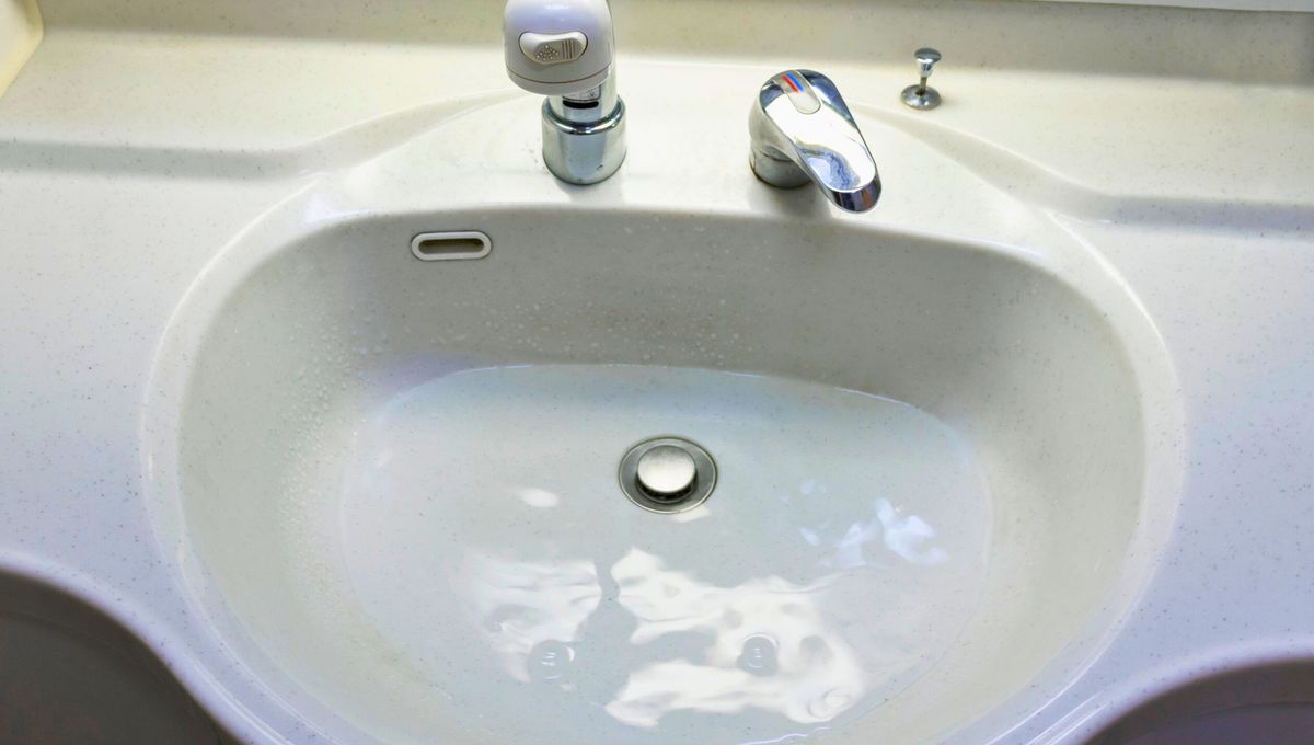 Con un par de ingredientes puedes limpiar la crema dental del lavamanos. Con un par de ingredientes puedes limpiar la crema dental del lavamanos.